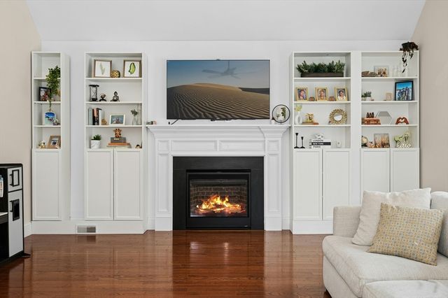 82 Pleasant Street 82, Medfield, MA 02052