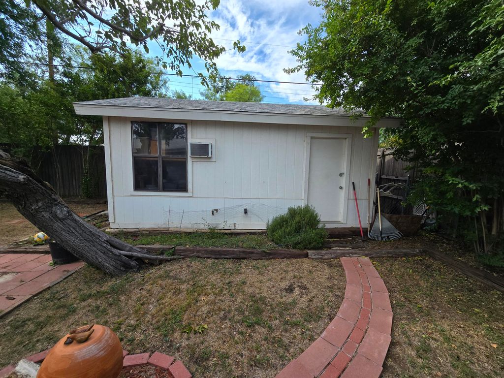 Image 13 of property listing at 2516 W Beauregard Avenue, San Angelo, TX 76901