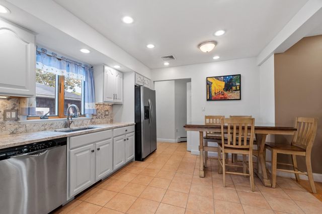 102 Narragansett Rd, Quincy, MA 02169