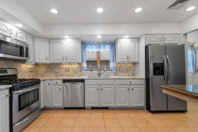 102 Narragansett Rd, Quincy, MA 02169