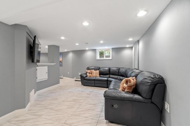 102 Narragansett Rd, Quincy, MA 02169
