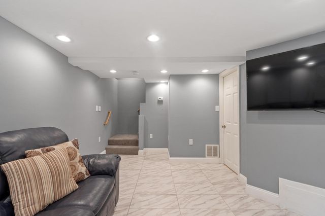 102 Narragansett Rd, Quincy, MA 02169