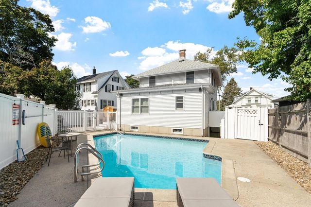 102 Narragansett Rd, Quincy, MA 02169