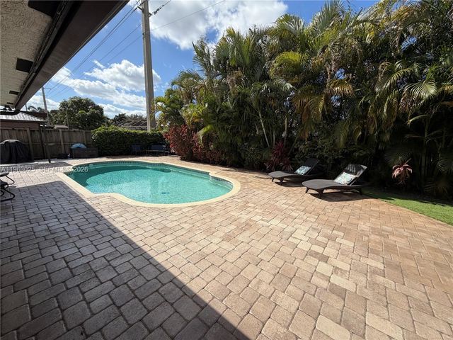 820 NW 91st Ave, Pembroke Pines, FL 33024