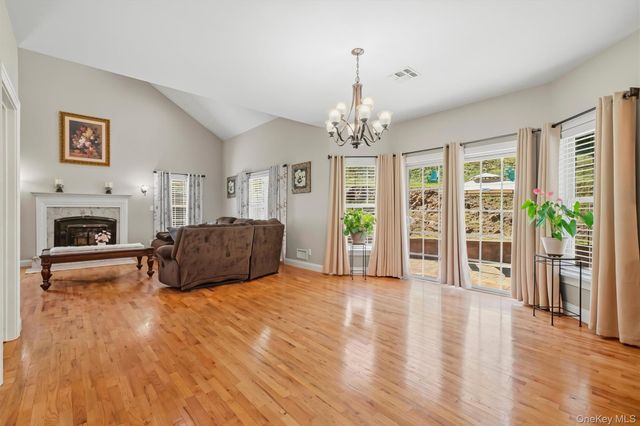 2 Pond Ridge Crossing, Newburgh, NY 12550