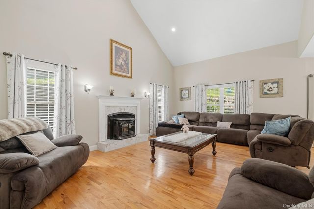 2 Pond Ridge Crossing, Newburgh, NY 12550