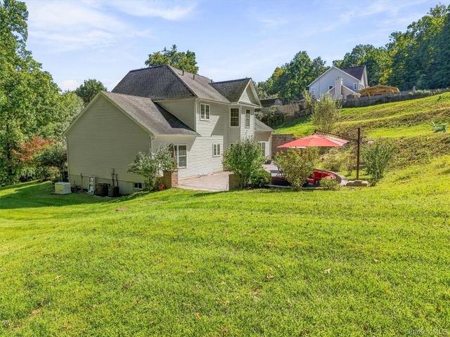 2 Pond Ridge Crossing, Newburgh, NY 12550