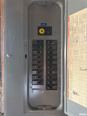 1423 PERSHING Boulevard, Clinton, IA 52732