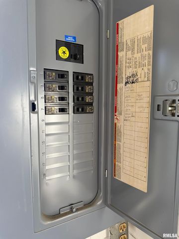 1423 PERSHING Boulevard, Clinton, IA 52732