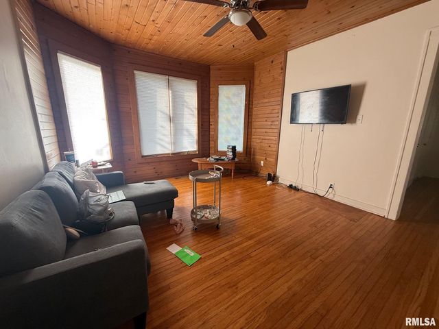 1423 PERSHING Boulevard, Clinton, IA 52732