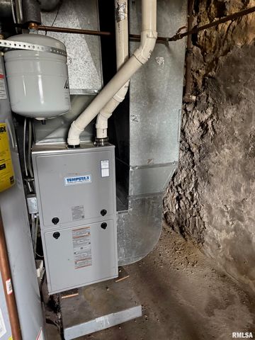 1423 PERSHING Boulevard, Clinton, IA 52732