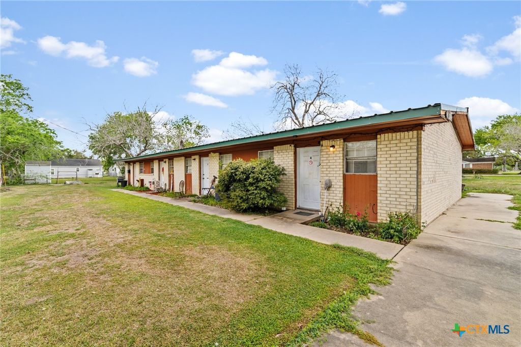 502 E Heard Street, Ganado, TX 77962