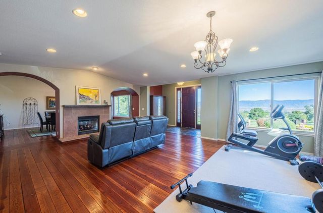 300 Mesa Road, Salinas, CA 93908