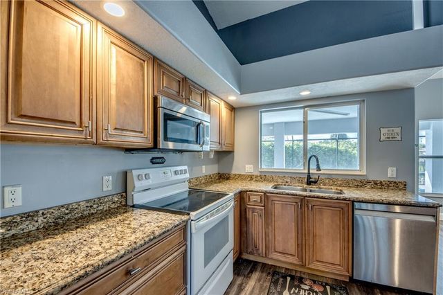 823 SW 10th ST, Cape Coral, FL 33991