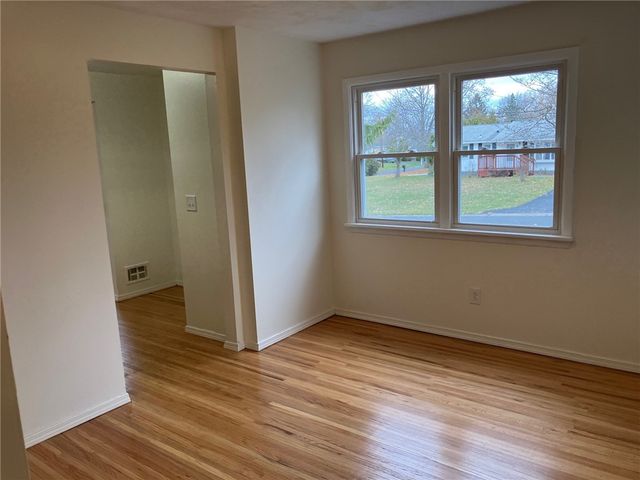 11 Deer Run, Henrietta, NY 14623