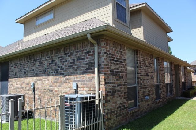 1230 Woodland Park Drive, Hurst, TX 76053