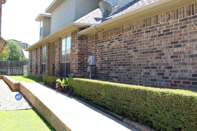1230 Woodland Park Drive, Hurst, TX 76053
