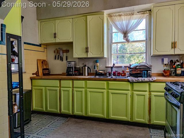 3010 Fischer Street, Detroit, MI 48214