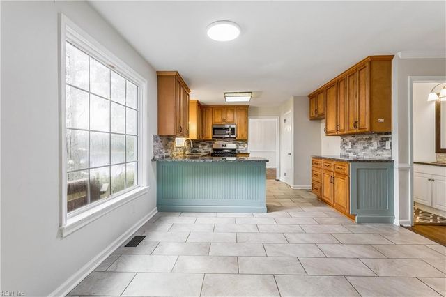 975 Lacon DR, Newport News, VA 23608