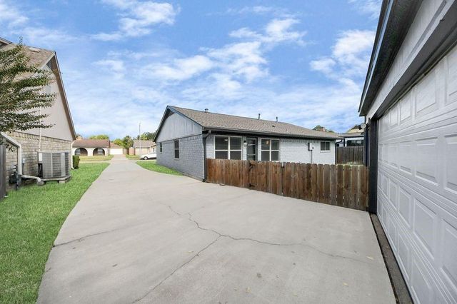 10130 Sagerock Drive, Houston, TX 77089