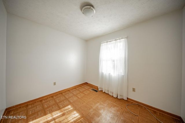 339 Bramble Ln, Dandridge, TN 37725