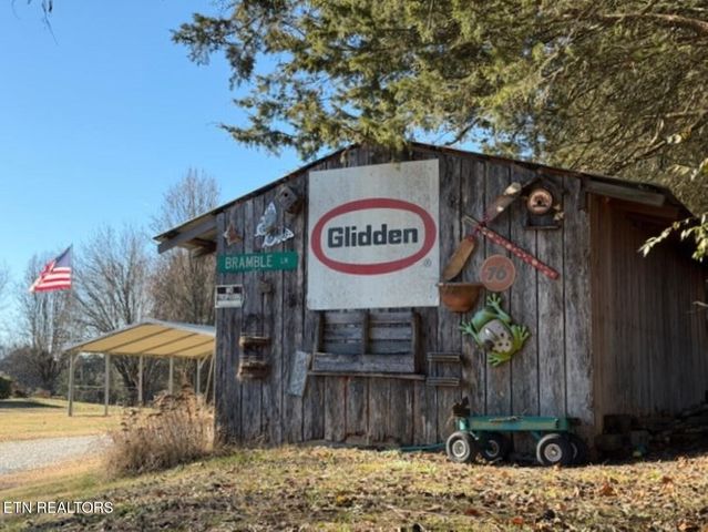 339 Bramble Ln, Dandridge, TN 37725