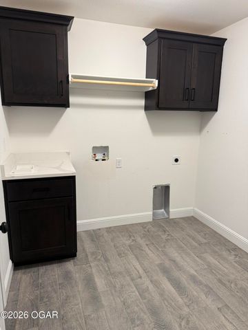 901 Blackthorn Drive, Carl Junction, MO 64834