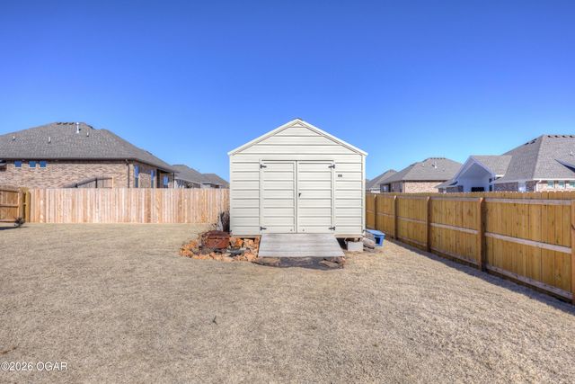 901 Blackthorn Drive, Carl Junction, MO 64834