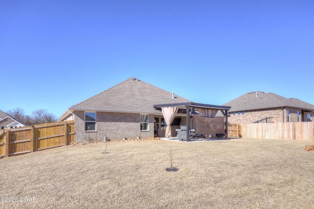 901 Blackthorn Drive, Carl Junction, MO 64834