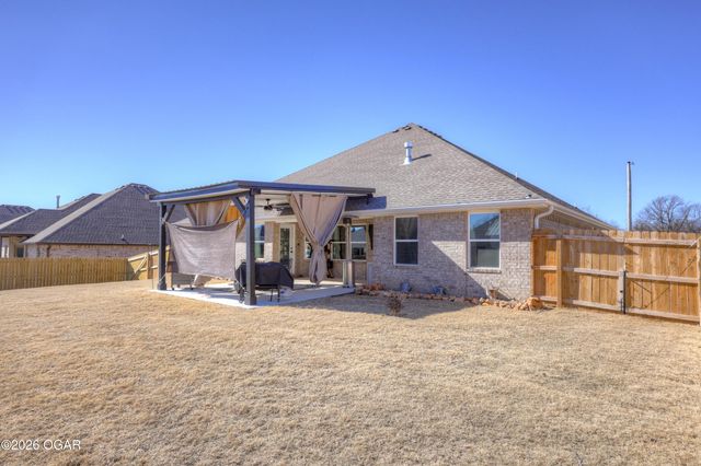 901 Blackthorn Drive, Carl Junction, MO 64834