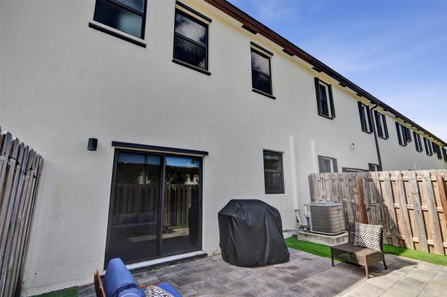 20741 NE 5th Ct, Miami, FL 33179