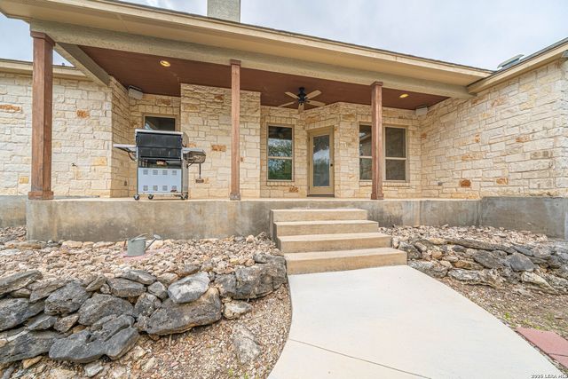 374 W County Road 2481, Hondo, TX 78861