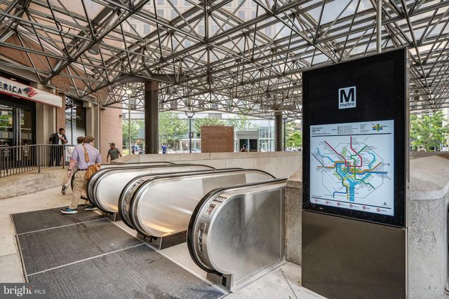 4223 N CARLIN SPRINGS RD, Arlington, VA 22203