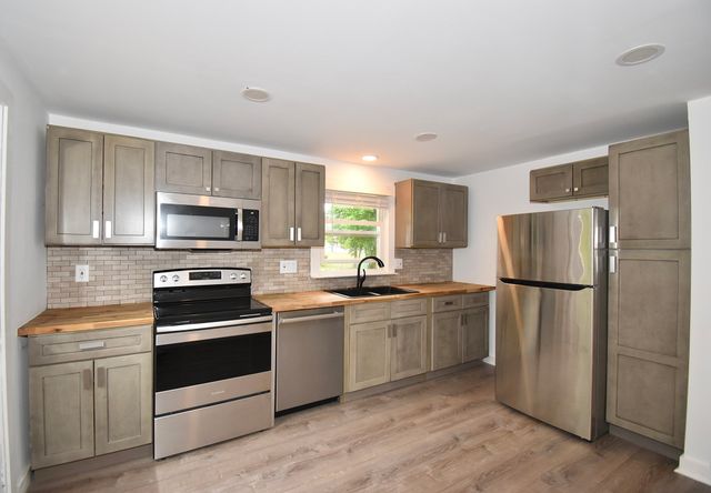 22 Hunting Lane, Agawam, MA 01001