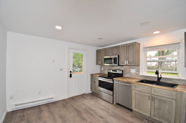 22 Hunting Lane, Agawam, MA 01001