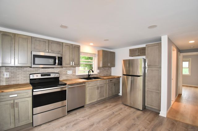 22 Hunting Lane, Agawam, MA 01001