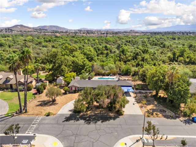 8170 Grapewin, Corona, CA 92880