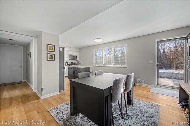 152 E Hickory Grove Road, Bloomfield Charter Township, MI 48304