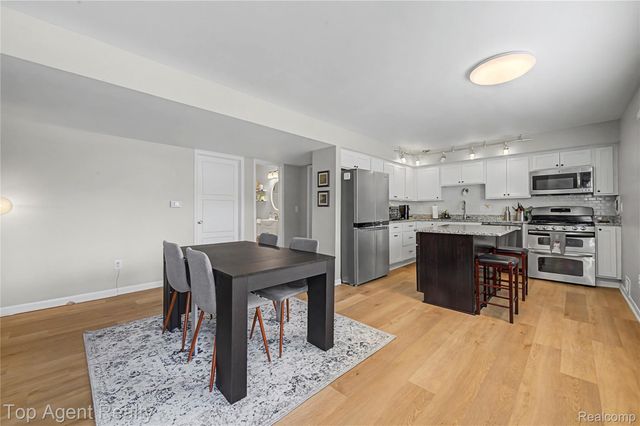 152 E Hickory Grove Road, Bloomfield Charter Township, MI 48304