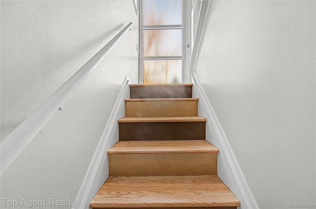 152 E Hickory Grove Road, Bloomfield Charter Township, MI 48304