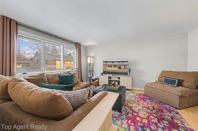 152 E Hickory Grove Road, Bloomfield Charter Township, MI 48304