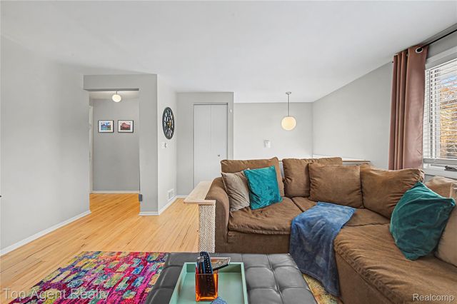 152 E Hickory Grove Road, Bloomfield Charter Township, MI 48304