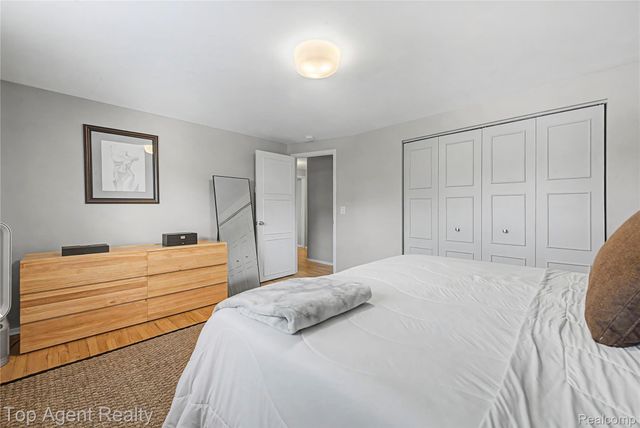 152 E Hickory Grove Road, Bloomfield Charter Township, MI 48304