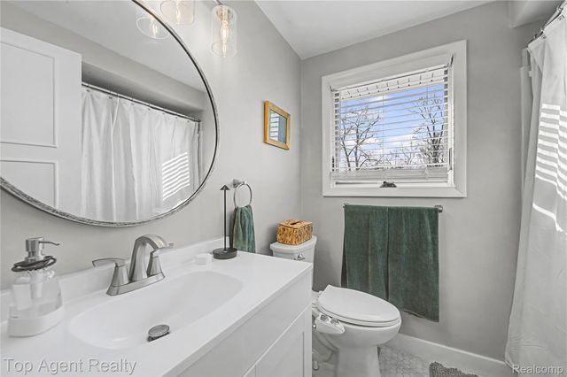 152 E Hickory Grove Road, Bloomfield Charter Township, MI 48304