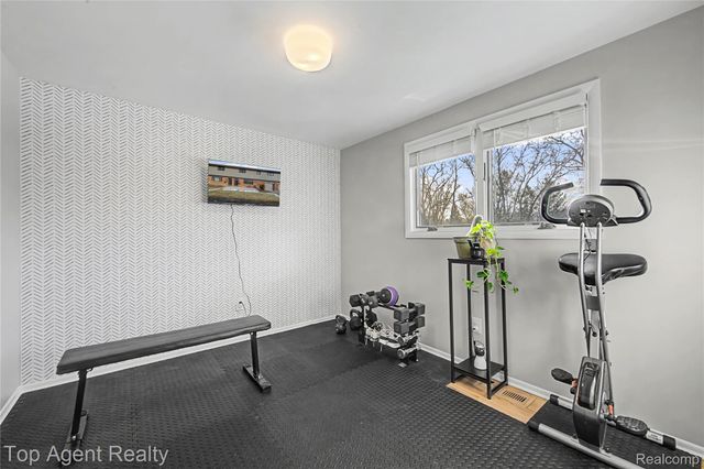 152 E Hickory Grove Road, Bloomfield Charter Township, MI 48304