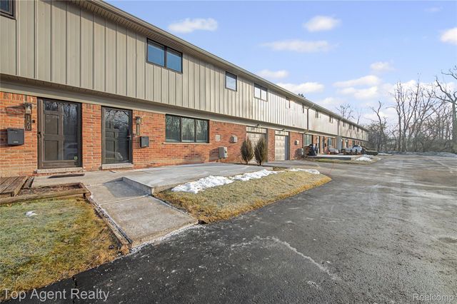152 E Hickory Grove Road, Bloomfield Charter Township, MI 48304