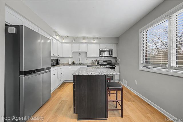 152 E Hickory Grove Road, Bloomfield Charter Township, MI 48304