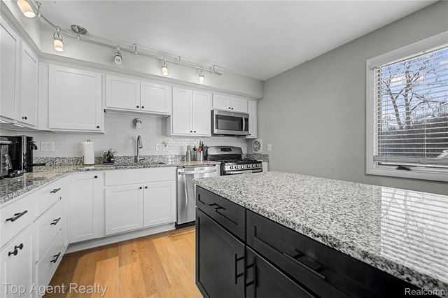 152 E Hickory Grove Road, Bloomfield Charter Township, MI 48304