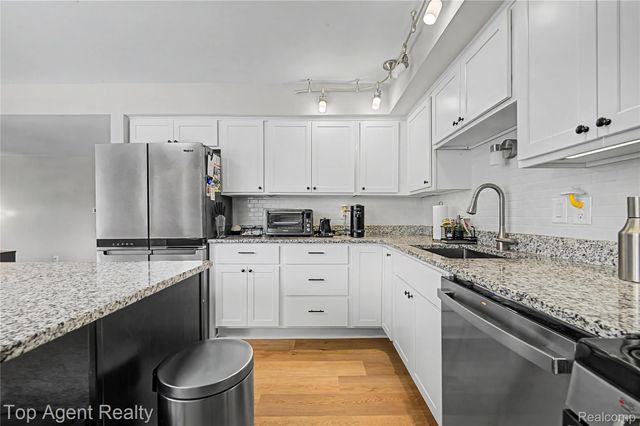 152 E Hickory Grove Road, Bloomfield Charter Township, MI 48304