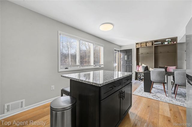 152 E Hickory Grove Road, Bloomfield Charter Township, MI 48304